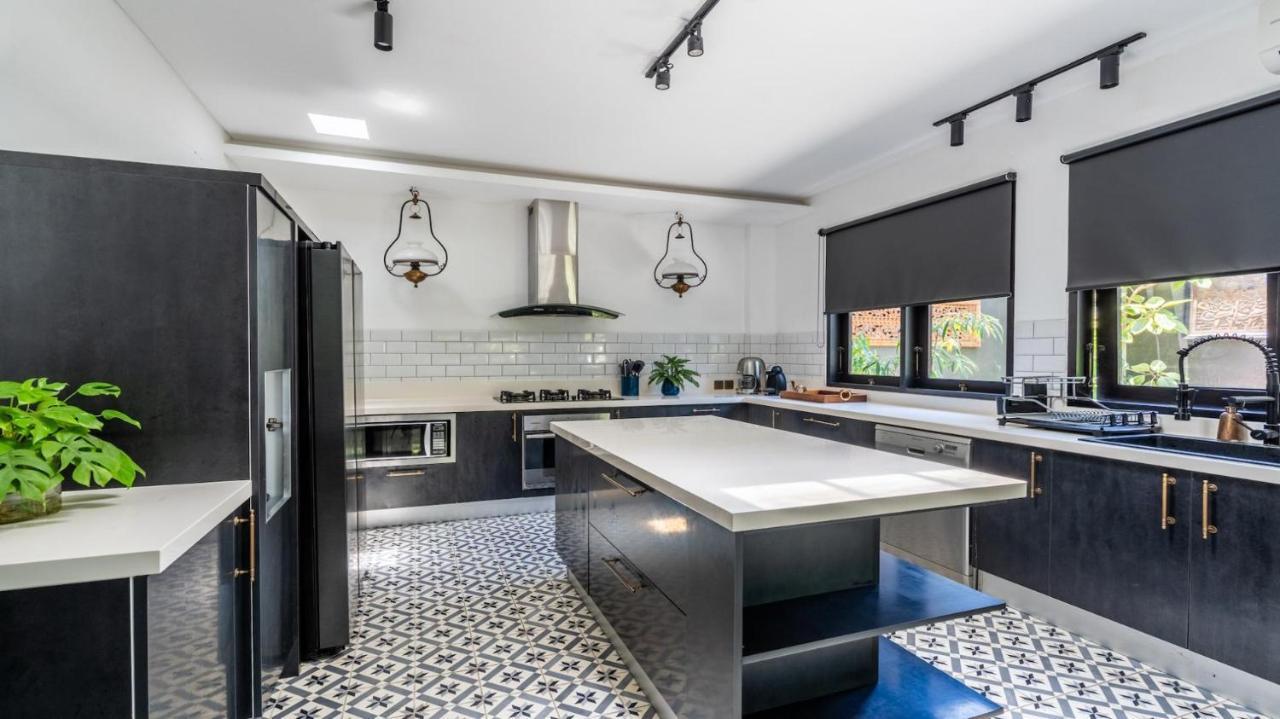 Kejora 12 Beachfront 3 Bedroom Luxe Villa サヌール エクステリア 写真